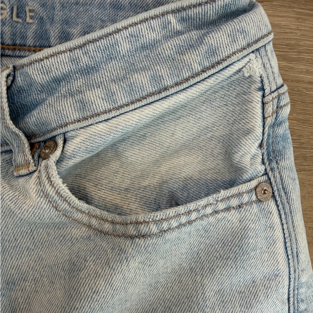 American Eagle Mom Jeans High Rise Light Wash Size 6 Straight Leg - Picture 5 of 9